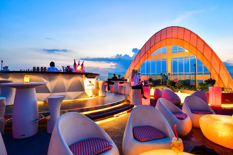 Red Sky Bar, Bangkok, Thailand DOK. Shutterstock/i viewfinder