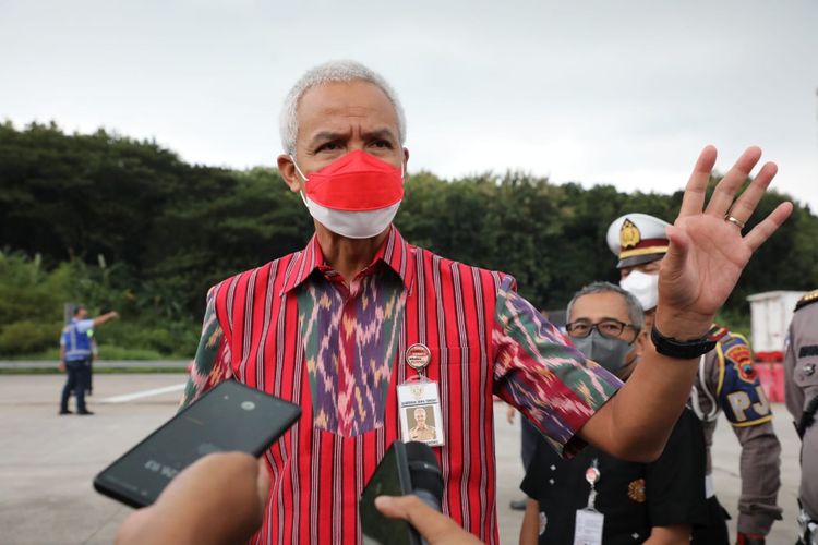 Gubernur Jawa Tengah Ganjar Pranowo mengecek persiapan menghadapi arus mudik Lebaran di Tol Kalikangkung Semarang, Selasa (19/4/2022)