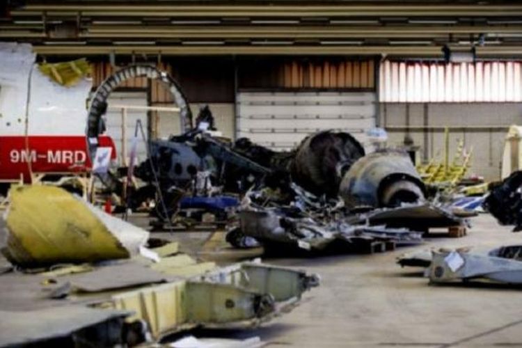 Puing-puing pesawat MH17 milik Malaysia Airlines berada di Belanda untuk diteliti penyebab kejatuhannya. 