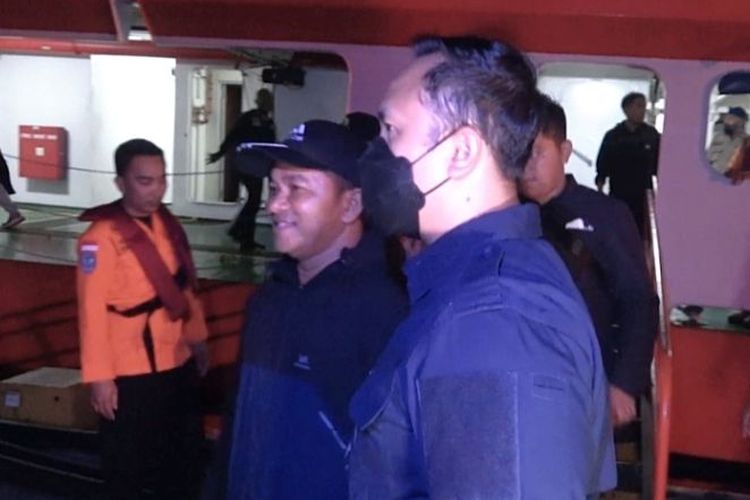 Pemilik KM Ladang Pertiwi, Haji Saiful (dua kiri) dijemput petugas usai turun dari KN SAR Kamajaya di pelabuhan peti kemas, Pelabuhan Soekarno-Hatta, Makassar, Sulawesi Selatan, Senin (30/5/2022) malam