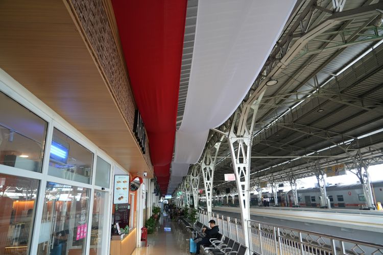 Sambut HUT Ke-81 RI, Stasiun Purwokerto Bentangkan Kain Merah Putih Sepanjang 100 Meter