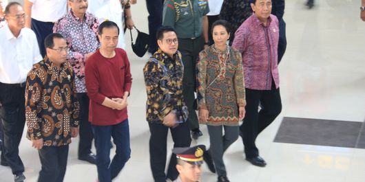 Presiden Joko Widodo bersama rombongan saat meresmikan layanan KA Bandara Soekarno-Hatta, Tangerang, Selasa (2/1/2018). 