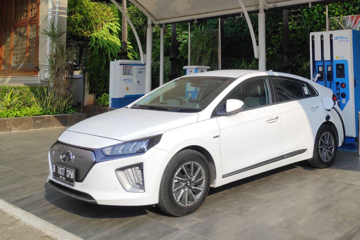 Kendaraan listrik Hyundai Ioniq tengah melakukan pengisian daya di SPKLU