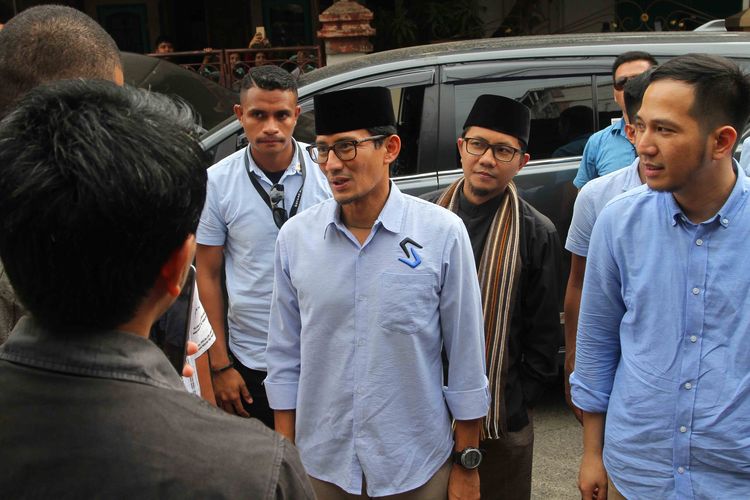 Calon Wakil Presiden nomor urut 02 Sandiaga Salahudin Uno ketika berkunjung di kediaman ketua KPPS almarhum Selamat Riadi (66) yang terletak di Jalan Eka Bakti Nomor 22 Kelurahan Ilir D-1 Sekip, Palembang, Sumatera Selatan , Jumat (17/5/2019).
