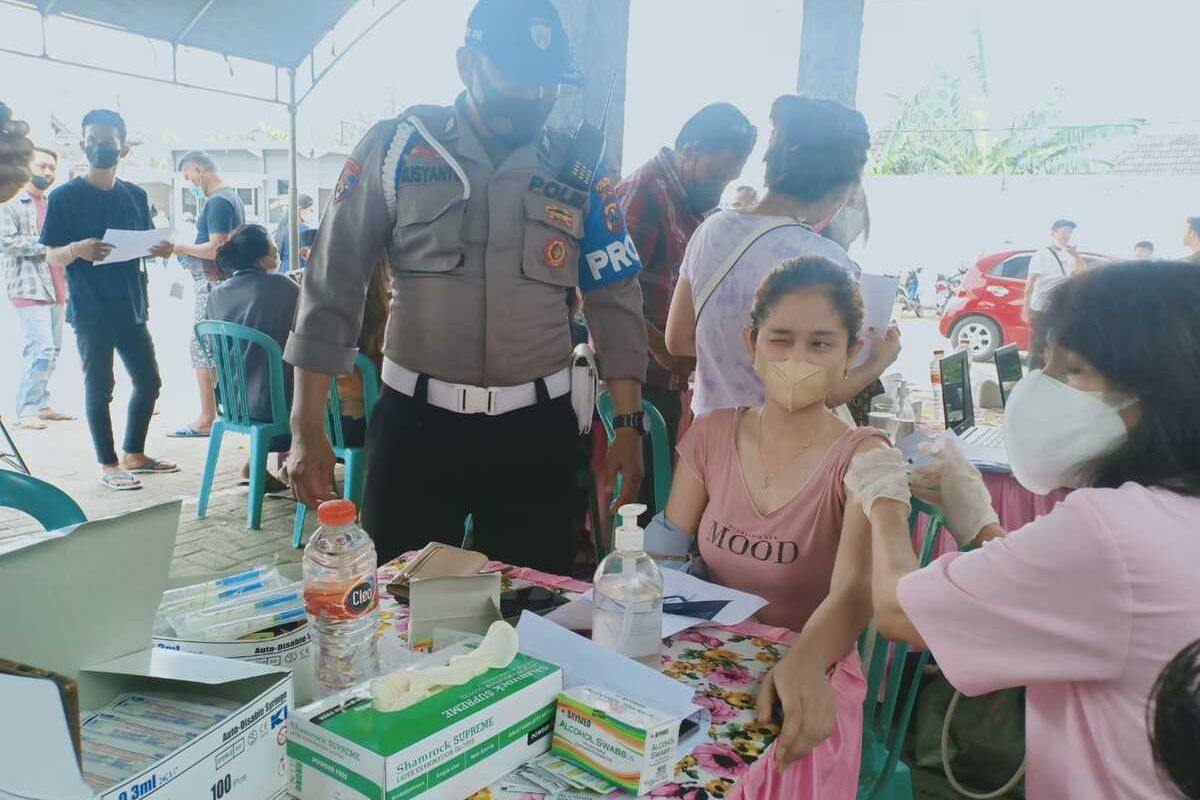 Para pekerja dunia hiburan malam di Kabupaten Tuban mengikuti vaksin booster yang dilaksanakan oleh Dinas Kesehatan Tuban dan Kepolisian bekerja sama dengan Paguyuban Pengusaha Hiburan Malam Kabupaten Tuban.