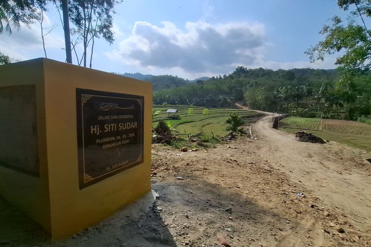 Bangun Jalan 2,5 Kilometer dengan Dana Pribadi, Siti Srimulati Berharap Pemerintah Lanjutkan Pengaspalan
