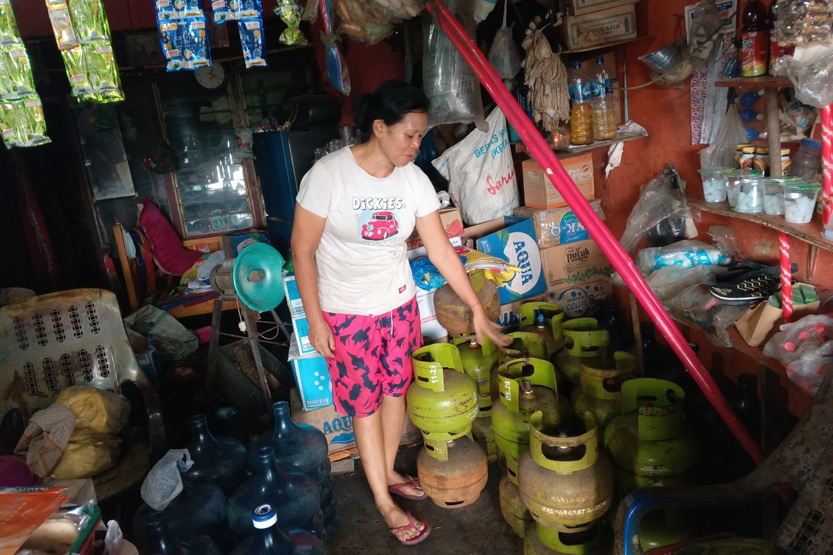 Pemilik warung bernama Lina Bangun saat menunjukkan tabung gas elpiji 3 kg yang biasa dijual di warungnya yang berada di Jalan Karya Wisata, Kota Medan, Selasa (4/2/2025)