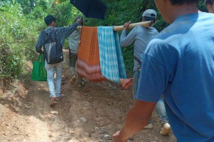 Warga menandu orang sakit karena akses jalan yang tak memungkinkan di Dusun Cisandag, Desa Cipakem, Kecamatan Maleber, Kuningan. 