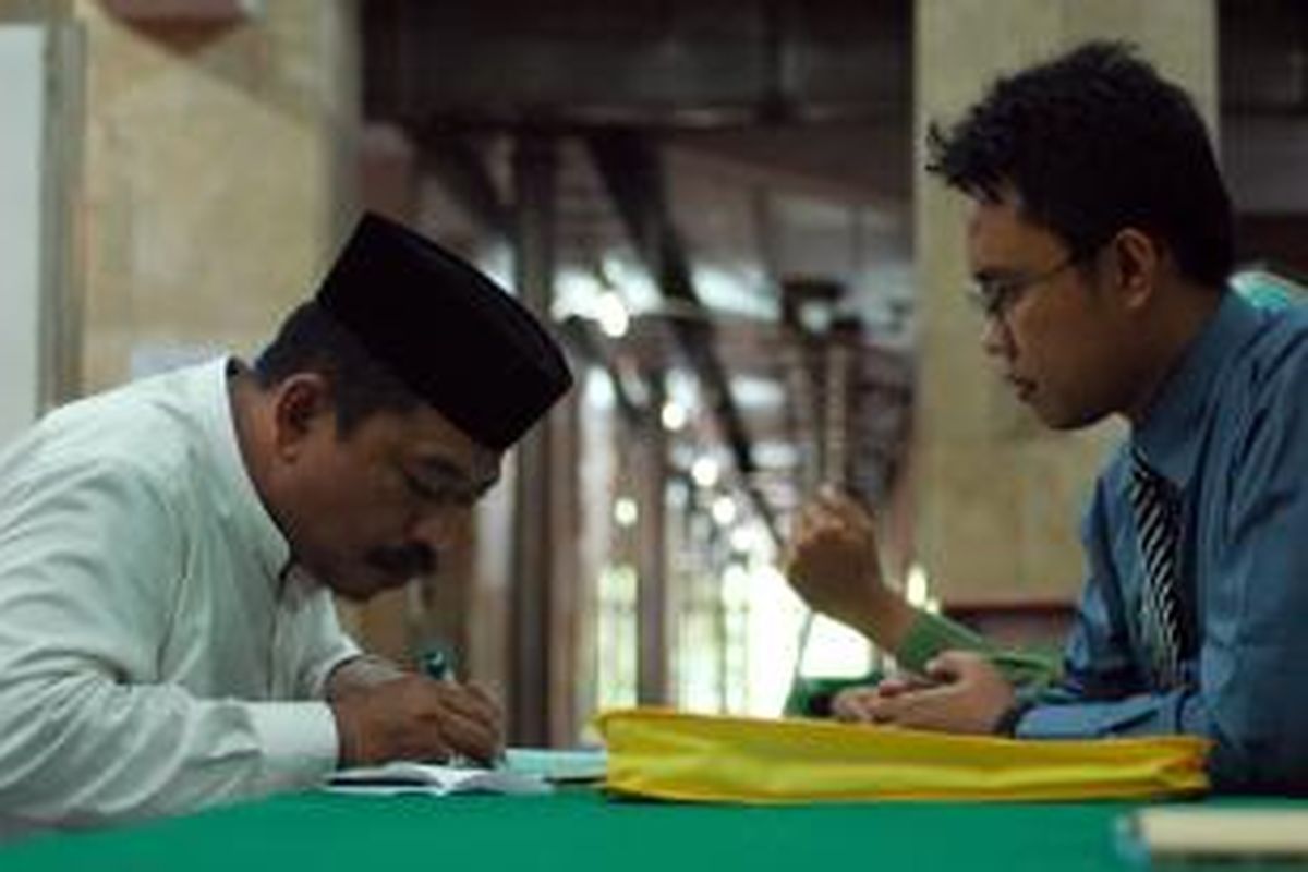 Umat menyalurkan zakat di bulan Ramadhan melalui Lembaga Amil Zakat Masjid Istiqlal, Jakarta Pusat, Kamis (9/9/2010). Zakat ini nantinya akan disalurkan kepada warga miskin.  