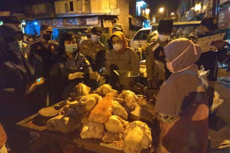 Petugas gabungan menemukan daging glonggongan yang dijual pedagang. 