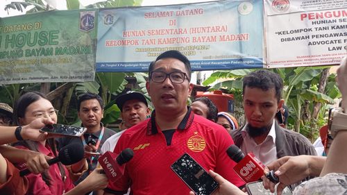 Ridwan Kamil Blusukan ke Kampung Bayam Pakai Jersei Persija