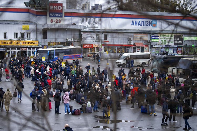 Orang-orang mencoba naik bus untuk meninggalkan Kiev, Ukraina, Kamis (24/2/2022). Rusia telah meluncurkan rentetan serangan udara dan rudal ke Ukraina Kamis pagi dan pejabat Ukraina mengatakan bahwa pasukan Rusia telah meluncur ke negara itu dari utara, timur, dan selatan.
