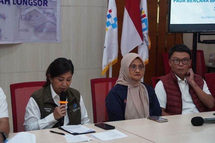 TelkomGroup bersama Menteri Komunikasi dan Digital Meutya Hafid bersama-sama berupaya memulihkan layanan telekomunikasi pascabencana banjir bandang dan longsor di Sumatra. 