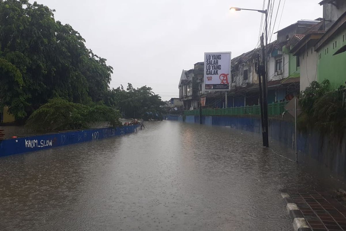 Kondisi jalan underpass Bekasi Timur, Rabu (1/1/2020) terendam banjir.