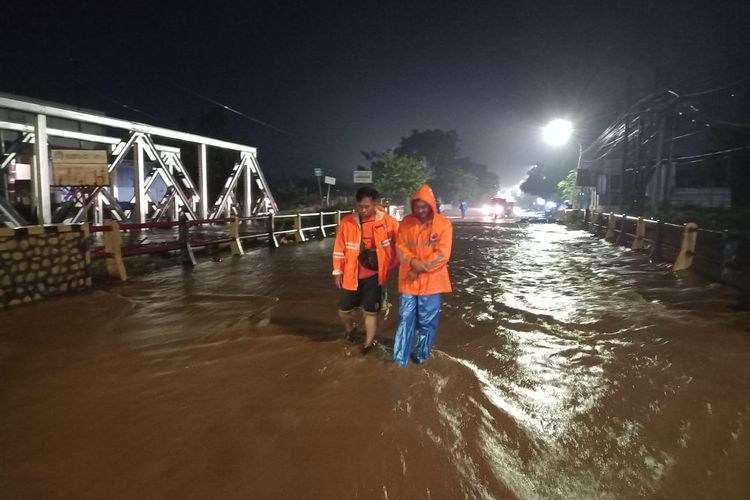 Banjir kiriman dari wilayah hulu membuat aliran sungai Buk Wedi meluber ke jalur pantura di Kelurahan Blandongan, Kecamatan Bugul, Kota Pasuruan, Jawa Timur, Senin (19/05/2025) 