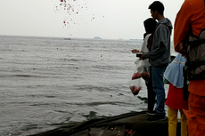 Keluarga Tabur Bunga di Lokasi Tenggelamnya 2 Remaja di Ancol