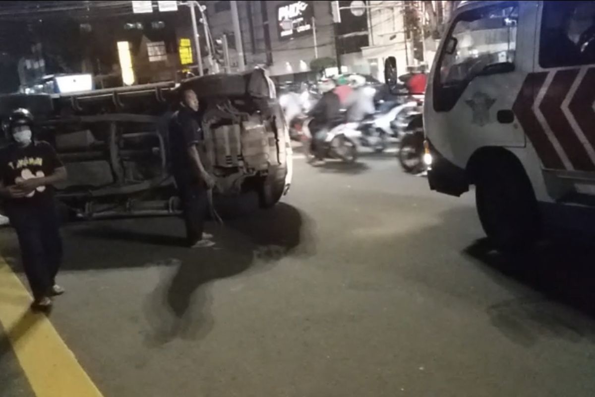 Sebuah mobil Mitsubishi Pajero dengan nomor polisi B-2628-AT terbalik di Jalan Cideng Timur tepatnya di lampu merah mengarah ke Tanah Abang, Gambir, Jakarta Pusat pada Jumat (7/6/2021) malam.