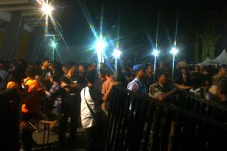 Ratusan penonton tak bertiket berhasil masuk ke area konser Bon Jovi Live! di Stadion Gelora Bung Karno, Senayan, Jakarta Pusat, Jumat (11/9/205) malam.
