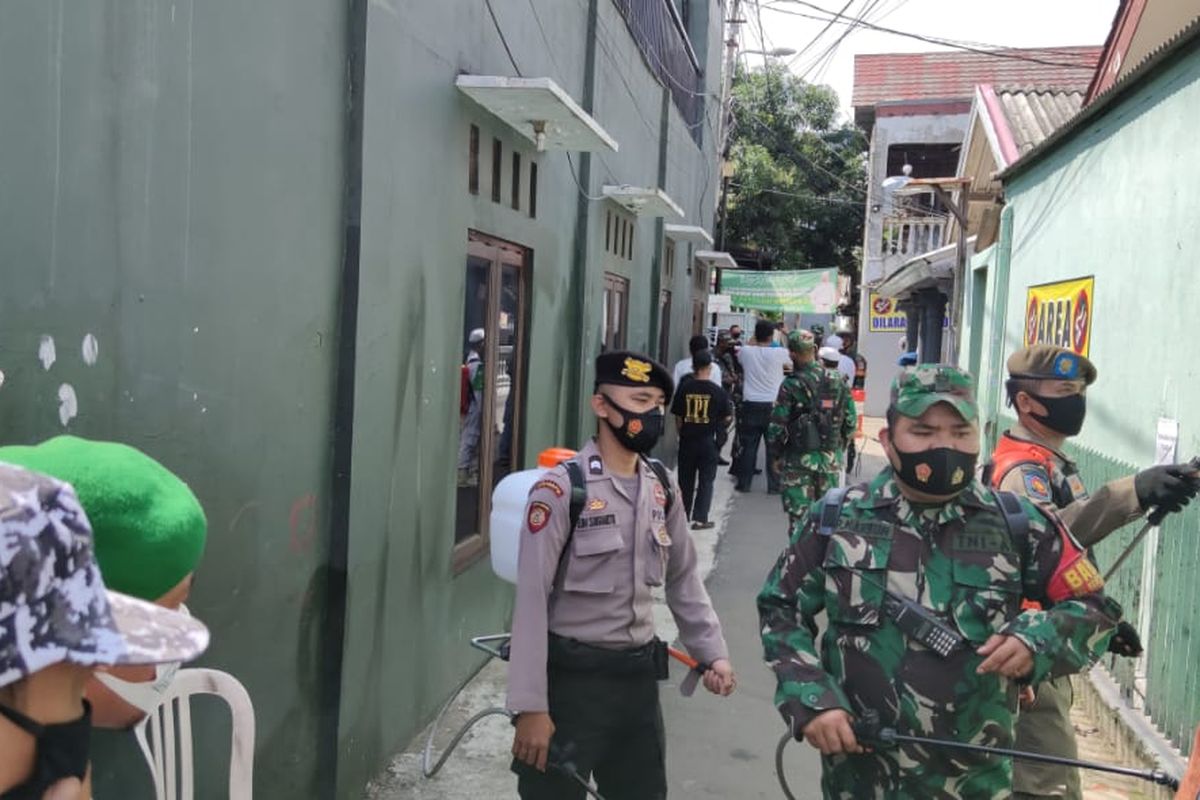 Petugas TNI-Polri dan Satpol PP melakukan penyemprotan di gang rumah Rizieq Shihab di Petamburan, Jumat (27/11/2020) 