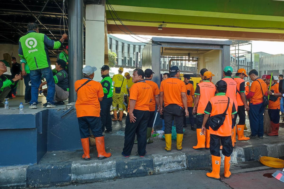 Ketika Rano Karno hingga Ojol Bahu-membahu Pulihkan Halte Senen yang  Terbakar