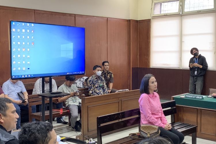 Selvia, teman dari Nicholas Sean, bersaksi dalam sidang dugaan pencemaran nama baik dengan terdakwa Ayu Thalia di Pengadilan Negeri (PN), Jakarta Utara, Kamis (7/7/2022).