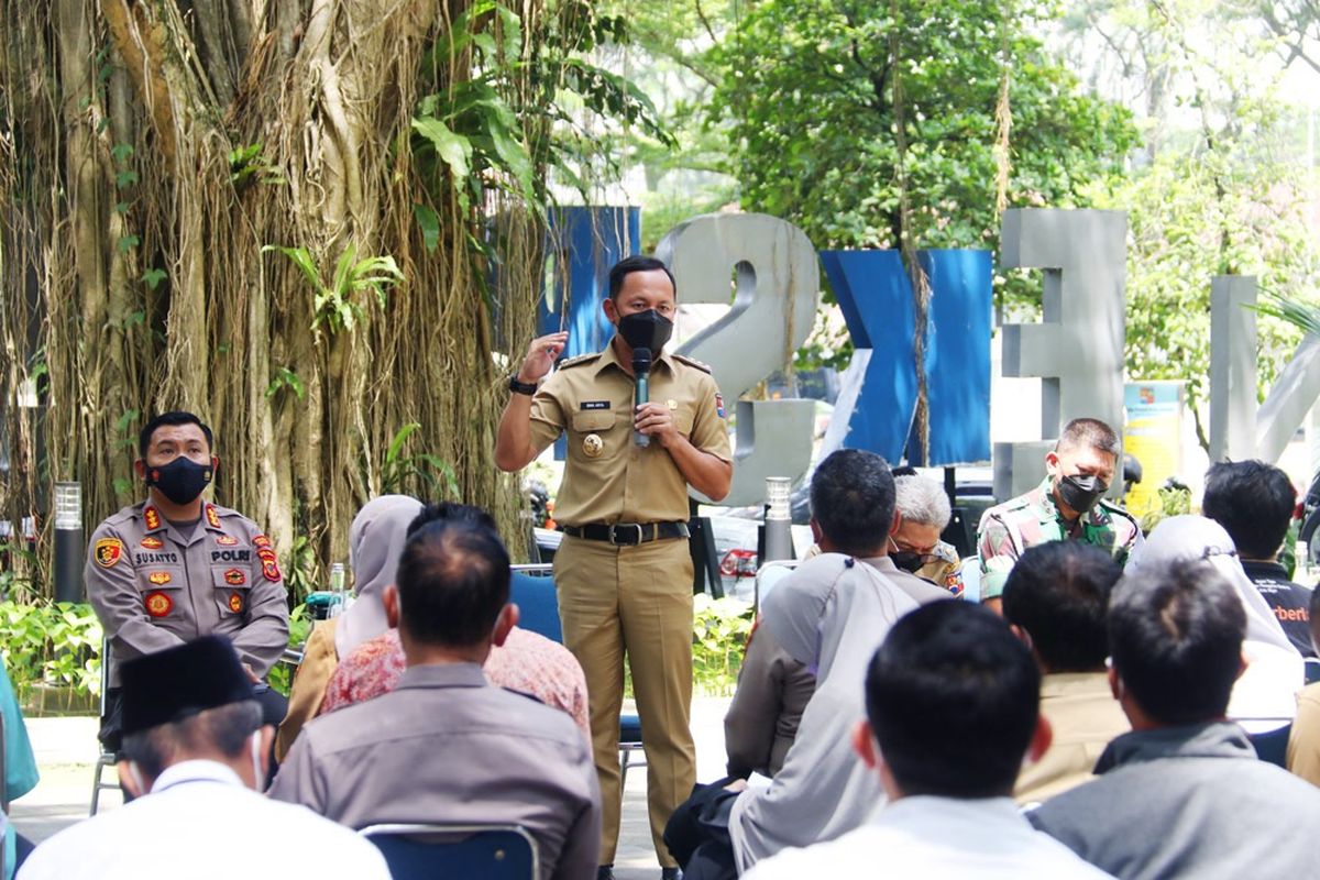 Wali Kota Bogor Bima Arya Sugiarto saat memimpin rapat koordinasi dengan Forum Komunikasi Pimpinan Daerah (Forkopimda) terkait lonjakan kasus Covid-19 yang terjadi di Kota Bogor, Jawa Barat, Rabu (2/2/2022).