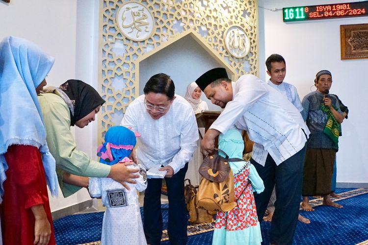 Pemberian santunan di sela-sela acara peresmian Masjid Al-Wasilah di Cisauk Point yang dibangun PT Adhi Commuter Properti Tbk. (ADCP).