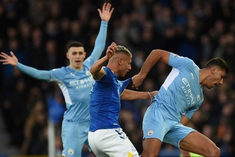 Penyerang Everton, Richarlison, berebut bola dengan gelandang Man City, Rodri, dalam laga Liga Inggris di Stadion Goodison Park, 26 Februari 2022.