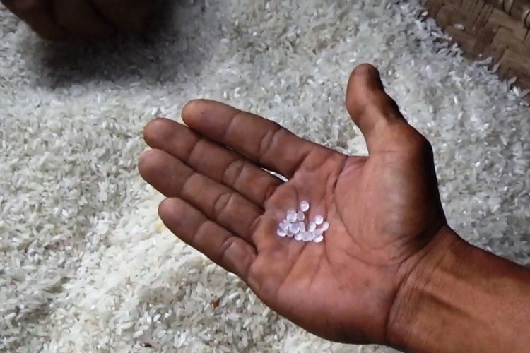 Butiran plastik ditemukan di karung beras bantuan pangan non tunai di wilayah Kabupaten Cianjur, Jawa Barat.