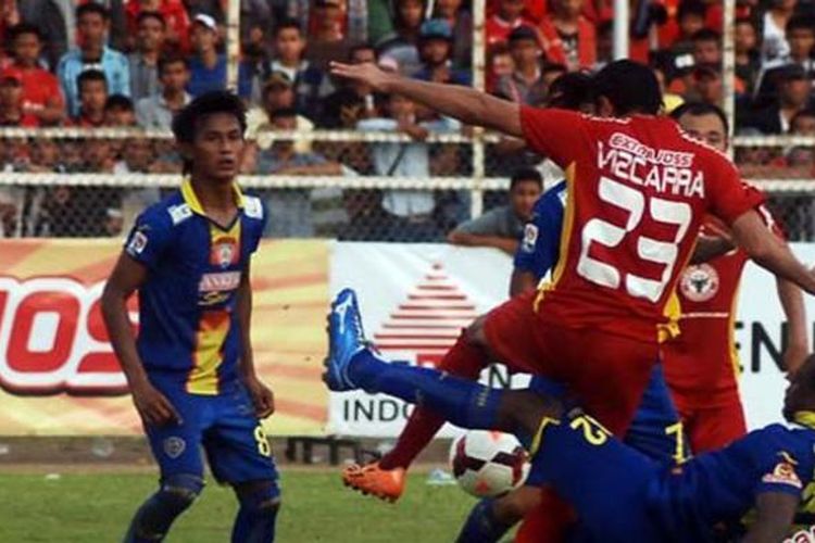 Gelandang Semen Padang, Esteban Vizcarra, berebut bola dengan pemain Arema Cronus dalam laga babak delapan besar Indonesia Super League 2014.