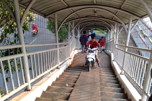 Ketika Motor Leluasa Lalu Lalang di JPO Stasiun Pasar Minggu Baru...