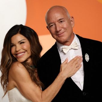 CEO Amazon, Jeff Bezos (kiri) and Lauren Sanchez menghadiri acara Vanity Fair Oscar Party di Beverly Hills, California, Amerika Serikat, pada Minggu (2/3/2025). 5 Hal yang Perlu Diketahui soal Pernikahan Jeff Bezos: Habiskan 50 Juta Dollar AS untuk Pesta tapi Kena Demo Warga
