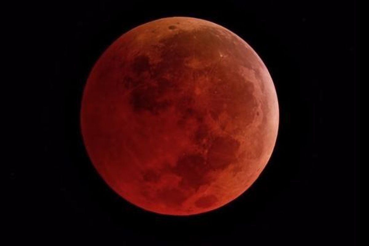 Ilustrasi selama gerhana bulan total. [NASA VIA BBC INDONESIA]