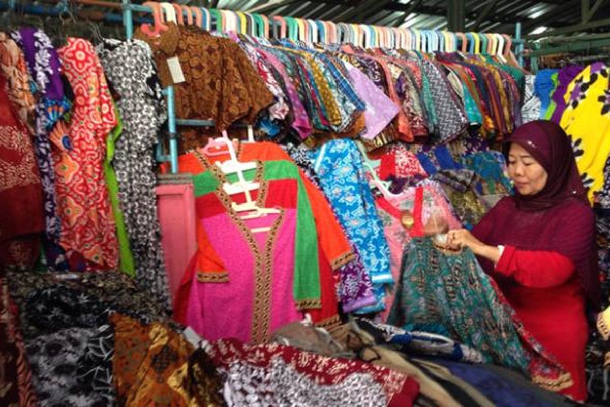 Pedagang di Pasar Klewer Sementara menawarkan aneka produk batik di kios pasar pada Sabtu (23/7/2016). Pasar Klewer Sementara menawarkan aneka produk batik mulai dari baju anak-anak hingga dewasa baik kemeja maupun baju tidur.