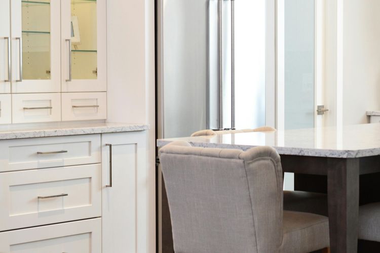 Ilustrasi lemari dapur putih.