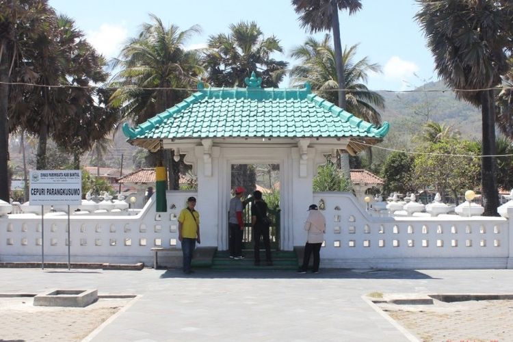 Bagian depan Cepuri Parangkusumo di Dukuh Mancingan, Kelurahan Parangtritis, Kecamatan Kretek, Kabupaten Bantul.
