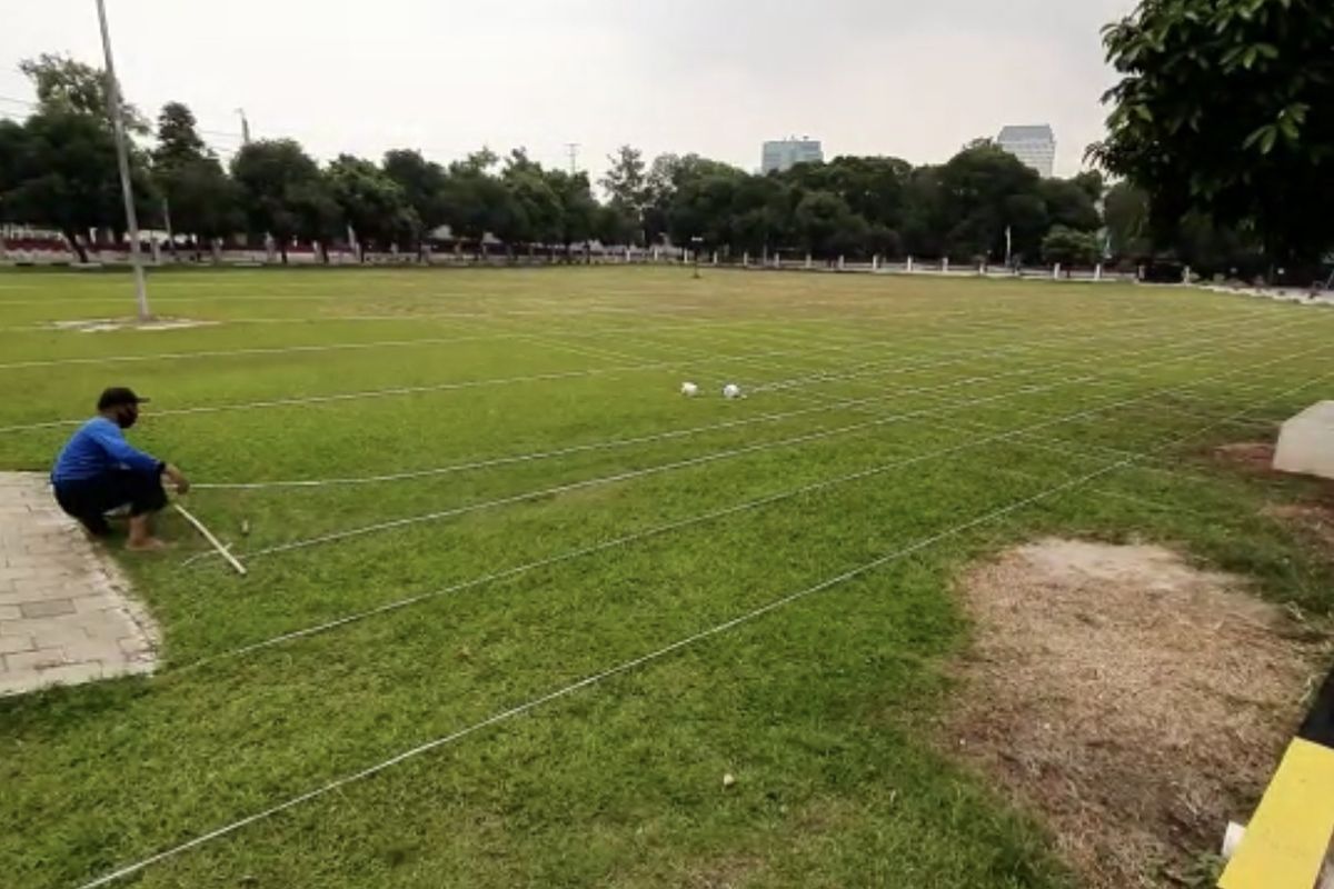 Petugas menyiapkan pembatas shaf untuk shalat Idul Adha di area lapangan bola di dekat Masjid Agung Al-Azhar Jakarta, Kamis (30/7/2020) siang.