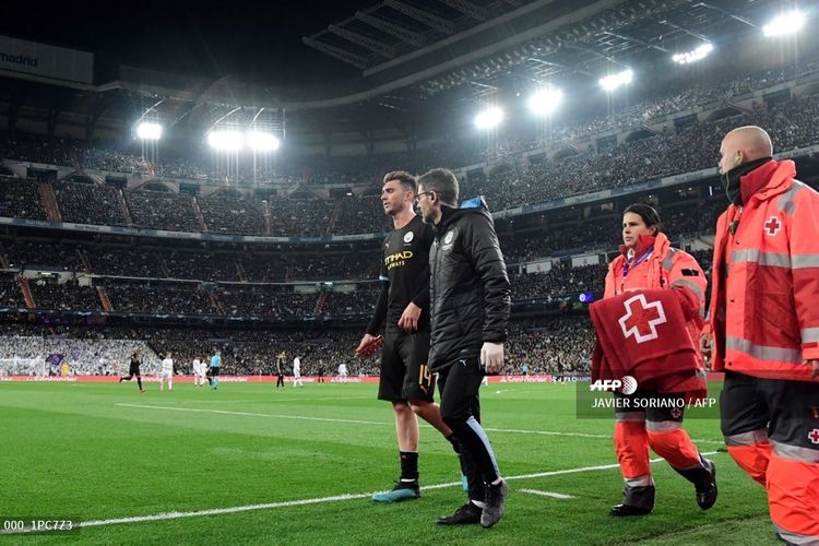 Bek Manchester City, Aymeric Laporte, meninggalkan lapangan setelah mengalami cedera pada laga leg pertama babak 16 besar Liga Champions di Stadion Santiago Bernabeu, Madrid, pada 26 Februari 2020.