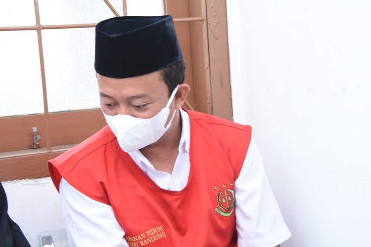 Herry Wirawan pemerkosa 13 santriwati dituntut hukuman mati.