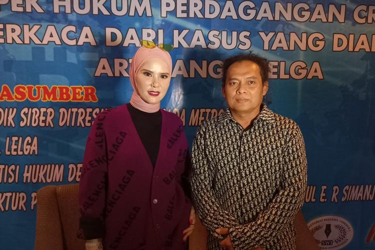 Angel Lelga (kiri) dan kuasa hukumnya Deolipa Yumara (kanan) saat ditemui di Tendean, Jakarta Selatan, Kamis (23/6/2022). Angel Lelga baru saja mengalami penipuan oknum pengusaha cryptocurracy Angel Token dengan kerugian mencapai Rp 100 juta. 