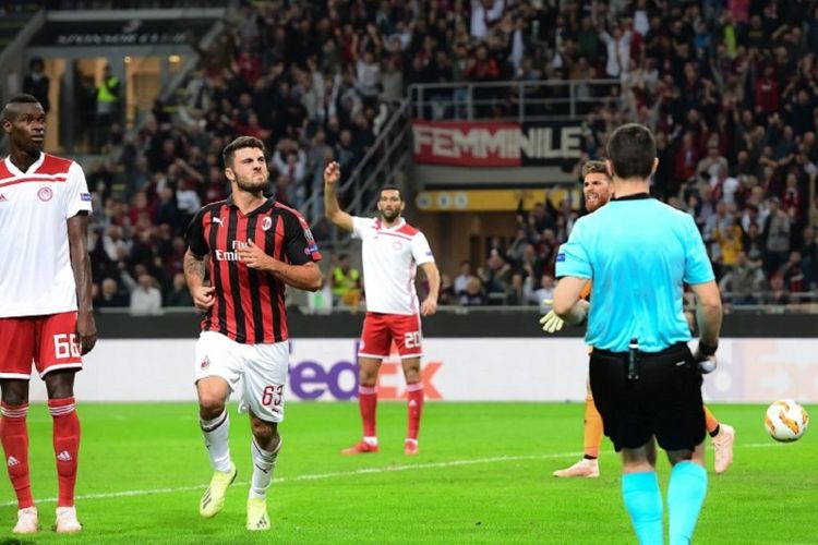 Patrick Cutrone merayakan gol AC Milan ke gawang Olympiakos pada pertandingan Liga Europa di San Siro, 4 Oktober 2018. 