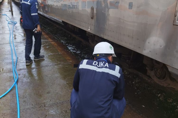 Pemeriksaan rangka bawah kereta di Depo Kereta Banyuwangi, Selasa (11/11/2025).