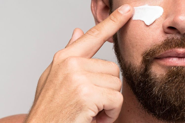 Banyak yang salah paham soal cara pakai sunscreen. Dokter menjelaskan pentingnya pakai sunscreen meski di dalam ruangan atau mobil.
