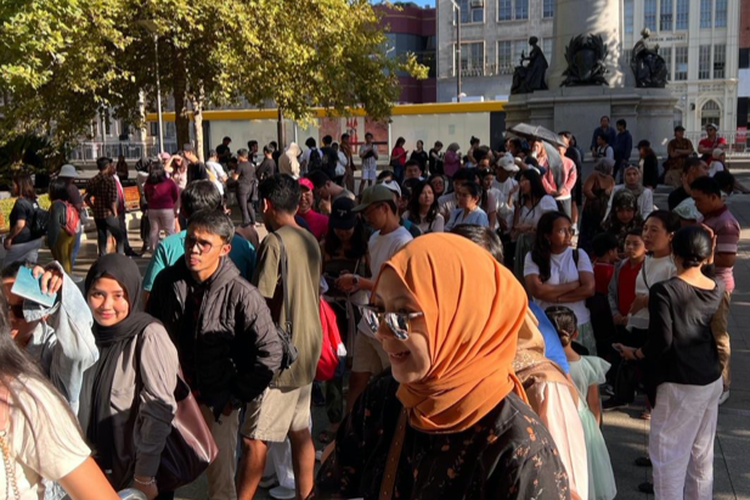 Antrean Panjang WNI yang ingin memanfaatkan hak suaranya, mengantre di sebuah TPS, Adelaide, Australia, Sabtu (10/2/2024).