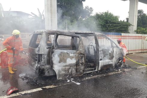 Mobil Alphard Hangus Terbakar di Tol Jagorawi