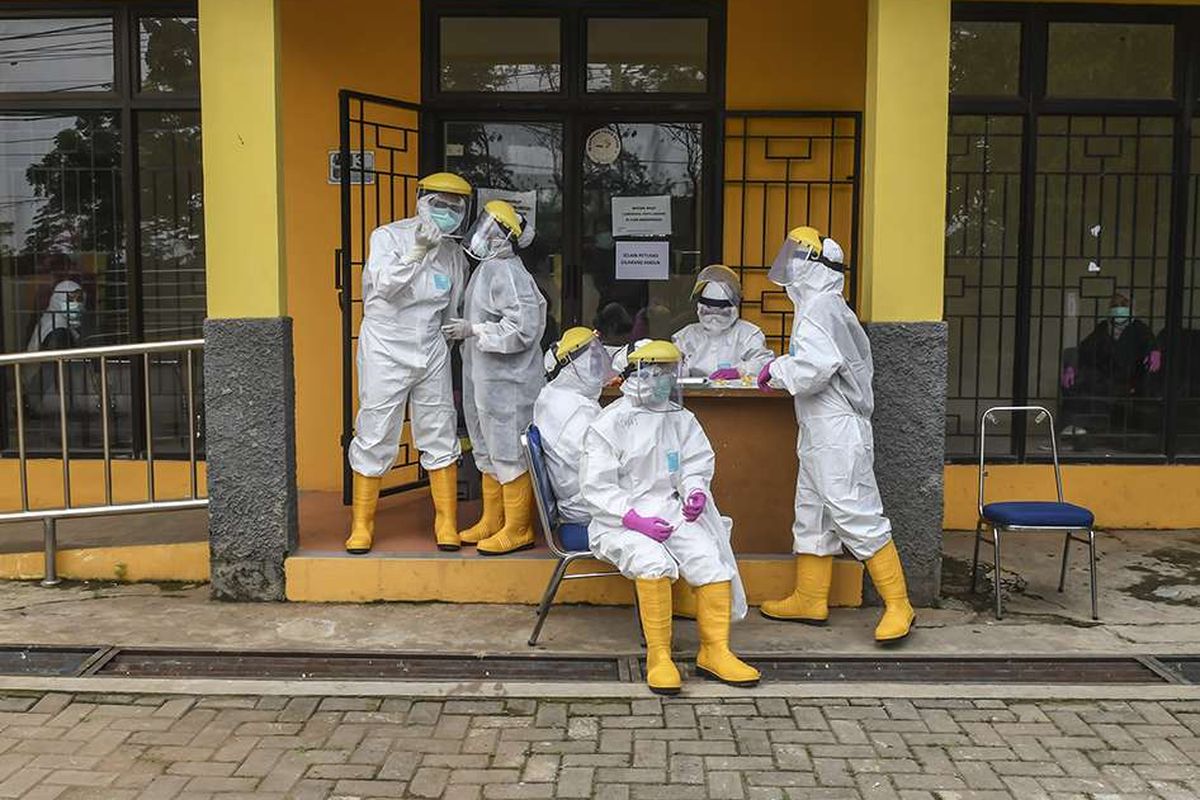 Petugas Dinas Kesehatan Kota Depok bersiap melakukan tes cepat (rapid test) pendektesian COVID-19 dengan sistem drive thru di Cimanggis, Depok, Jawa Barat, Minggu (29/3/2020). Tes dengan sistem tersebut dilakukan guna mempercepat proses pemeriksaan dan mempersempit penyebaran penularan COVID-19 di wilayah Depok dan sekitarnya.