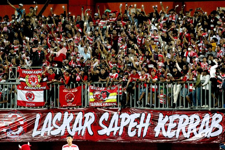 Suporter Madura United saat pertandingan pekan 1 Liga 1 2022-2023 melawan Barito Putera yang berakhir dengan skor 8-0 di Stadion Gelora Madura Ratu Pamelingan Pamekasan, Sabtu (23/7/2022) malam.