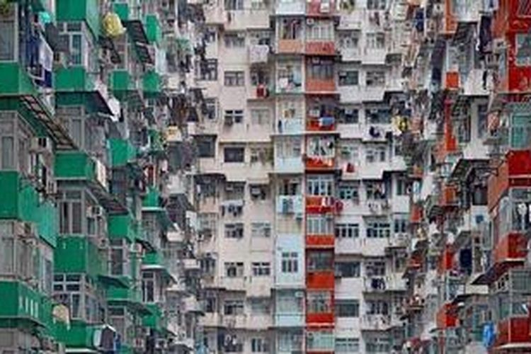 Di distrik Sham Shui Po, Yau Tsim Mong, dan Kowloon City, misalnya. Di beberapa apartemen di kawasan ini bisa ditemukan banyak keluarga, orang-orang tua, dan kaum pengangguran terpaksa hidup berhimpitan di ruangan-ruangan yang bahkan hampir tak lebih besar dari toilet.