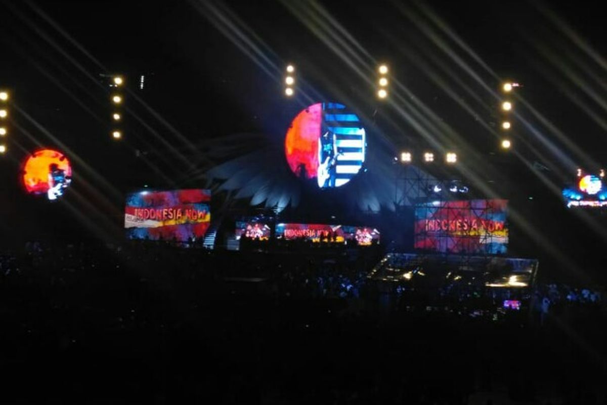 Ridho Hafiedz unjuk kepiawaian dalam bermain gitar dalam konser perayaan 35 tahun Slank di Stadion Utama GBK, Senayan, Jakarta Pusat, Minggu (23/12/2018).