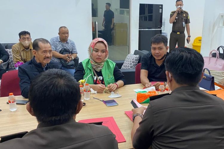 Medina Zein dilimpahkan ke Kejari Tanjung Perak Surabaya, Rabu (26/10/2022) malam.